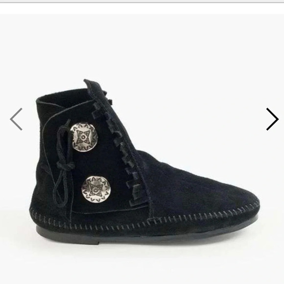 Minnetonka - Women’s Two Button Hard Sole Boot - Picture 1 of 3